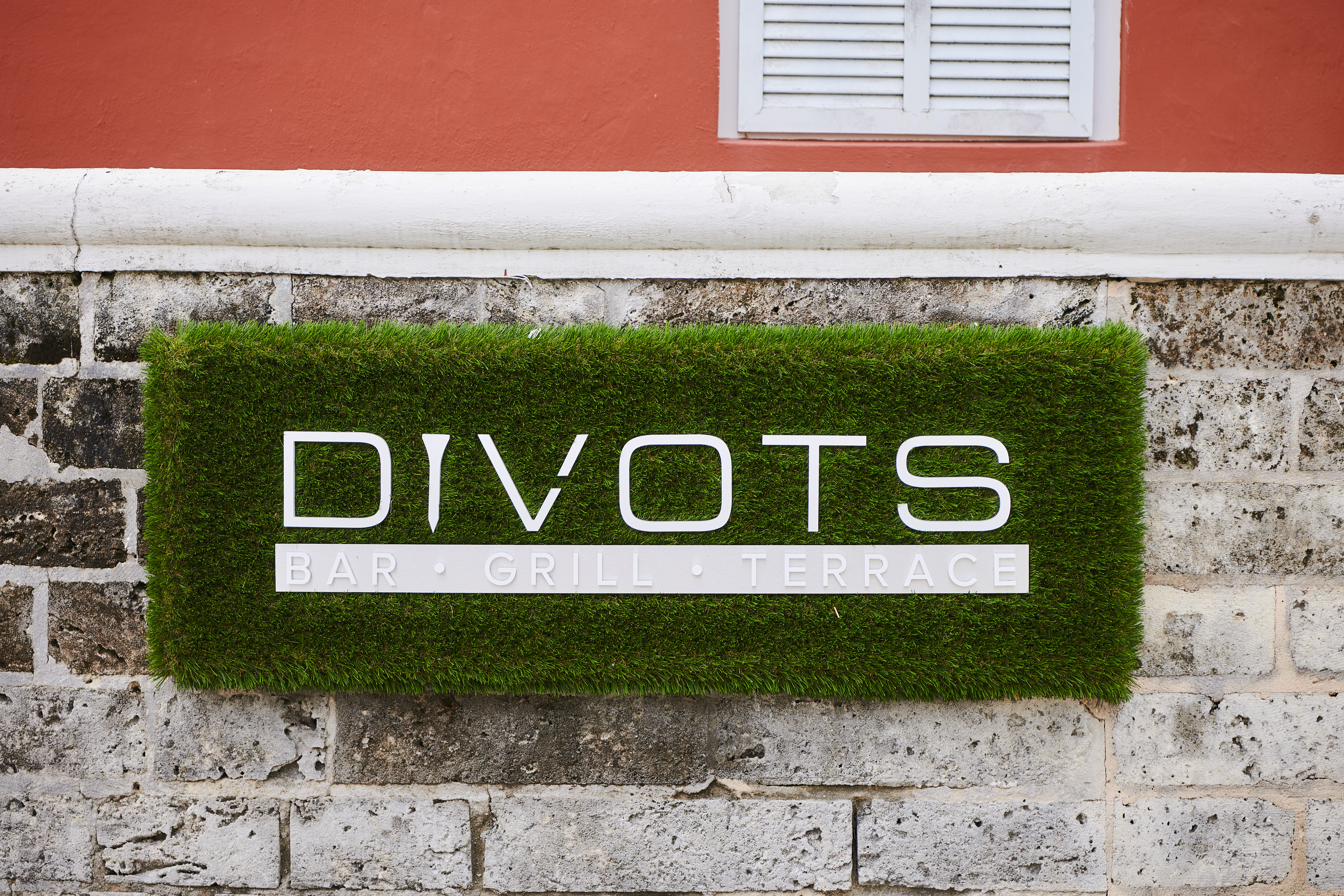 Divots Bar, Grill and Terrace