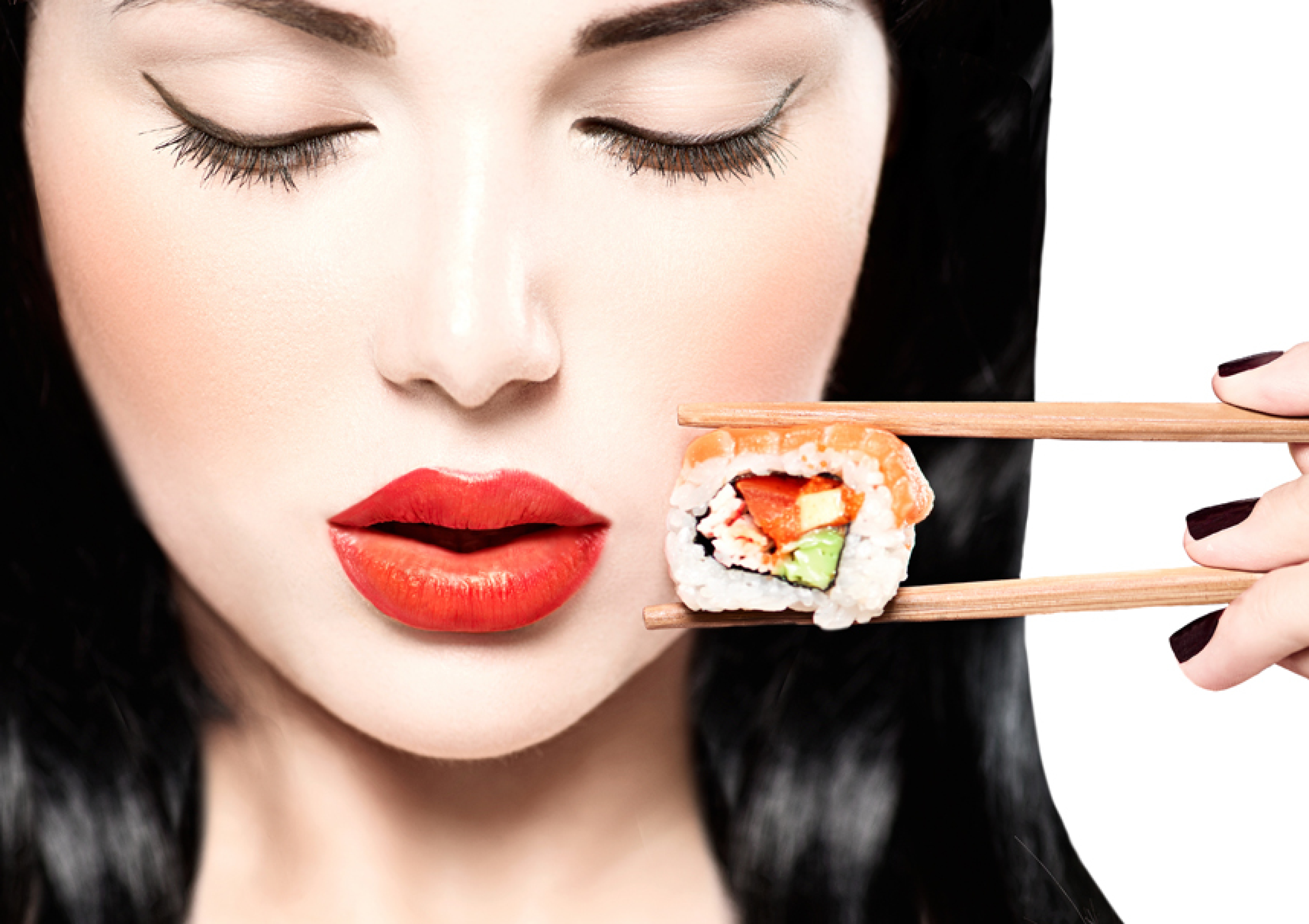Девушка есть суши. Девушка с роллами. Красивая девушка суши. Люди едят суши. Суши на девушке.